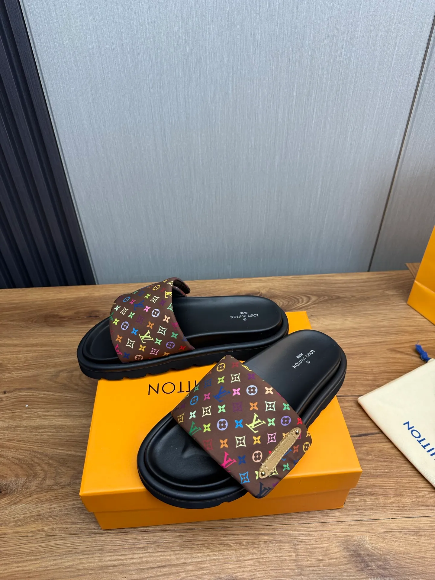 Men's shoes 💰360💰 Lv. hot selling men's slippers 🔥 🩴Official website one to one production 38-45 sizes 45 46 🉑️Customized!